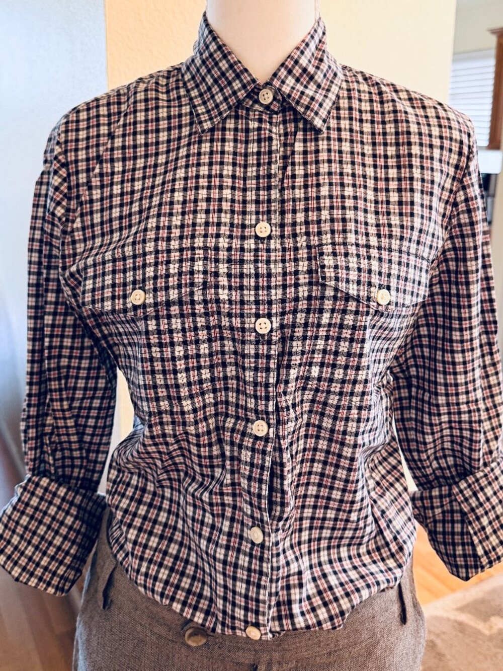 This classic Banana Republic tailored button-down shirt features a timeless look